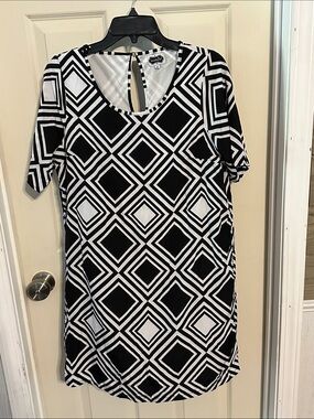 MudPie Ladies Black & White Geometric Shift Dress, EUC, Size Medium